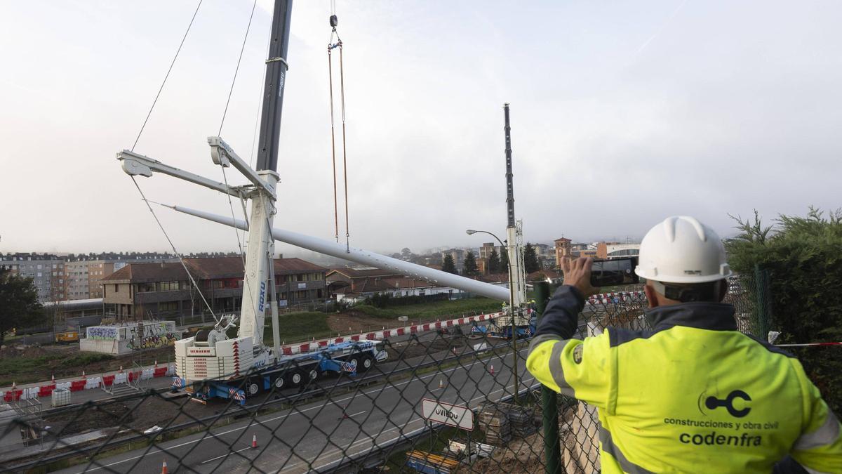 VÍDEO: Así fue la instalación del mástil de 55 metros en las obras de la entrada de Oviedo por la "Y"