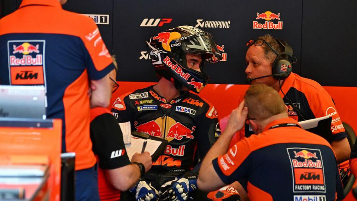 Acosta, hablando con los técnicos de KTM en presencia de Aki Ajo. | ARP7/EUROPA PRESS
