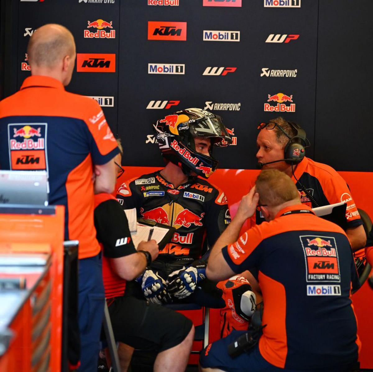Acosta, hablando con los técnicos de KTM en presencia de Aki Ajo. | ARP7/EUROPA PRESS
