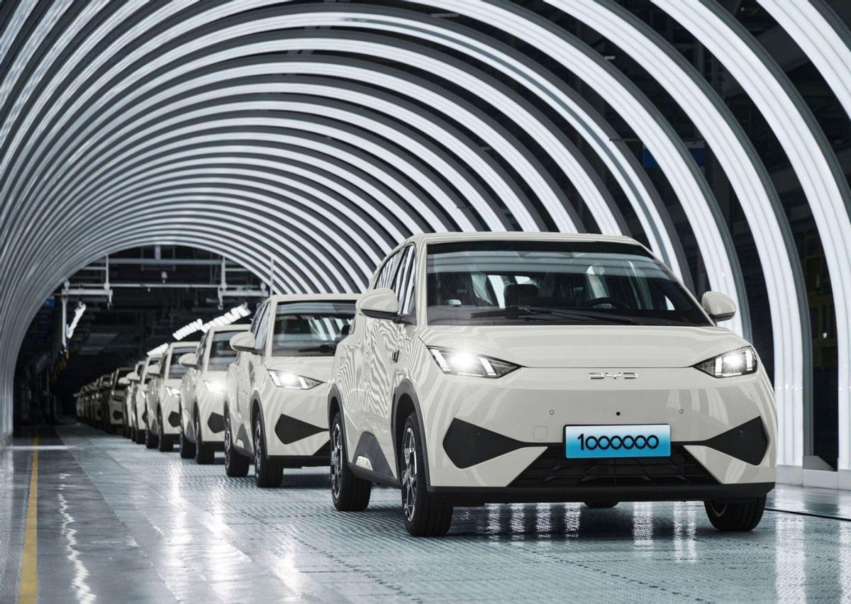 BYD estudia obrir una fàbrica de cotxes elèctrics a Catalunya BYD estudia obrir una fàbrica de cotxes elèctrics a Catalunya
