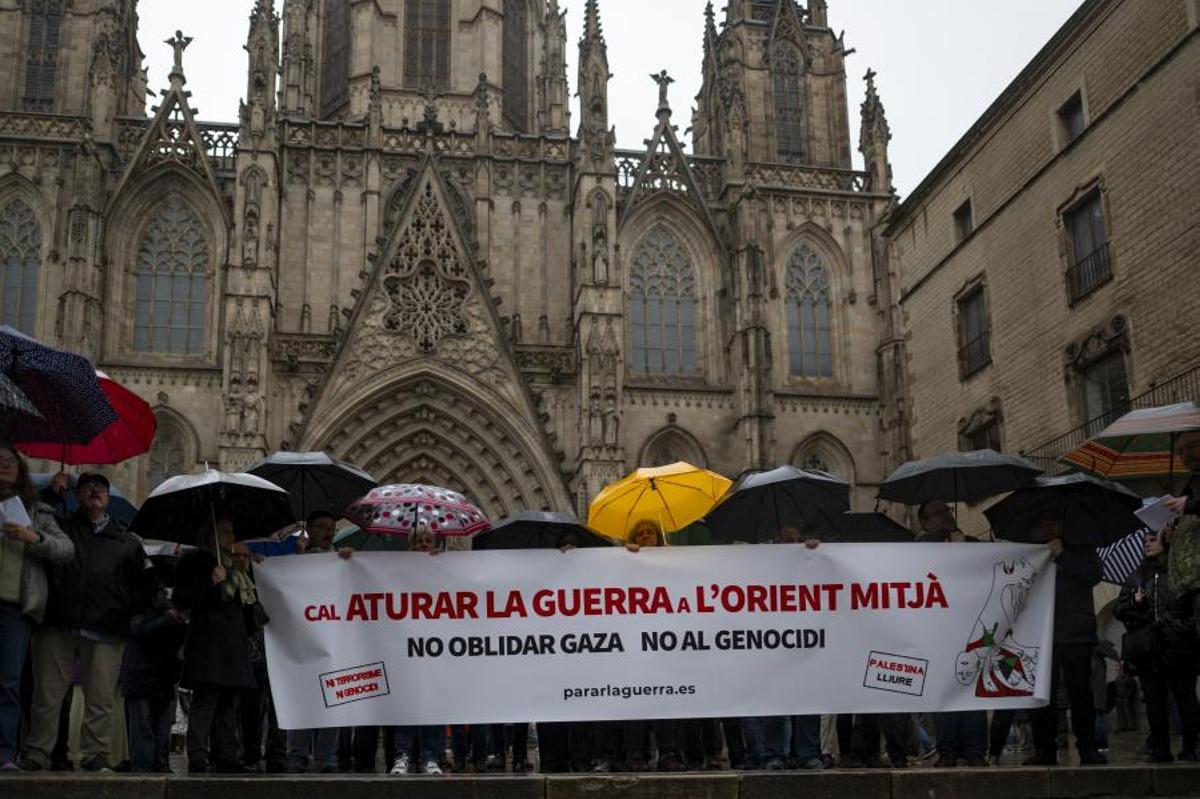 Concentración en Barcelona contra la guerra en Oriente Medio.
