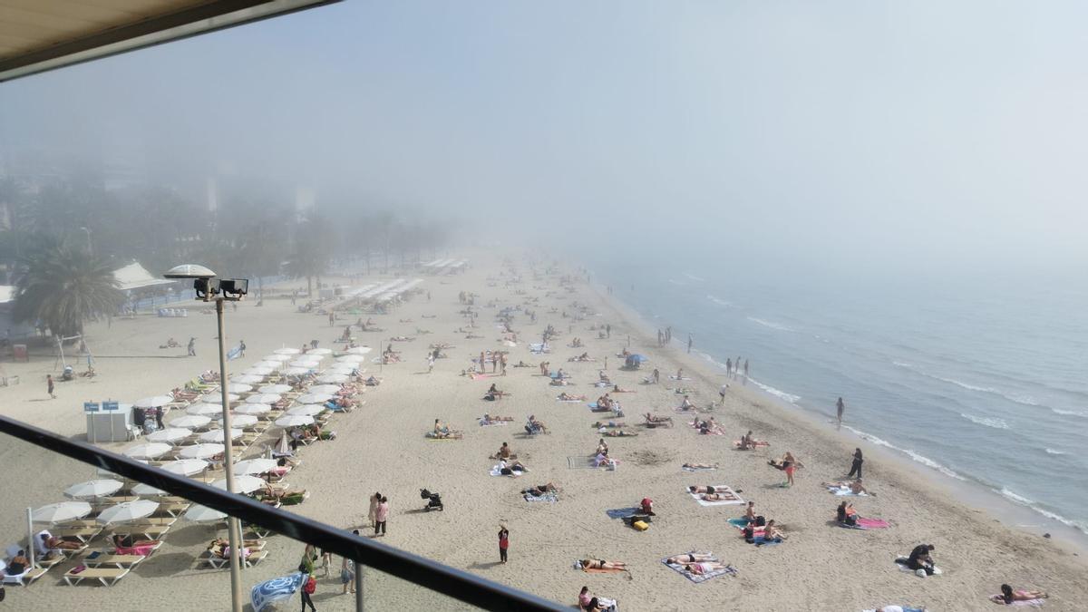 La niebla este martes en el Postiguet.