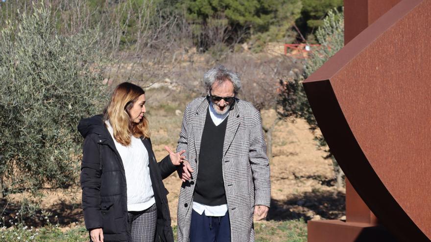 La consellera de Transición Ecológica, Isaura Navarro, y el escultor valenciano Miquel Navarro