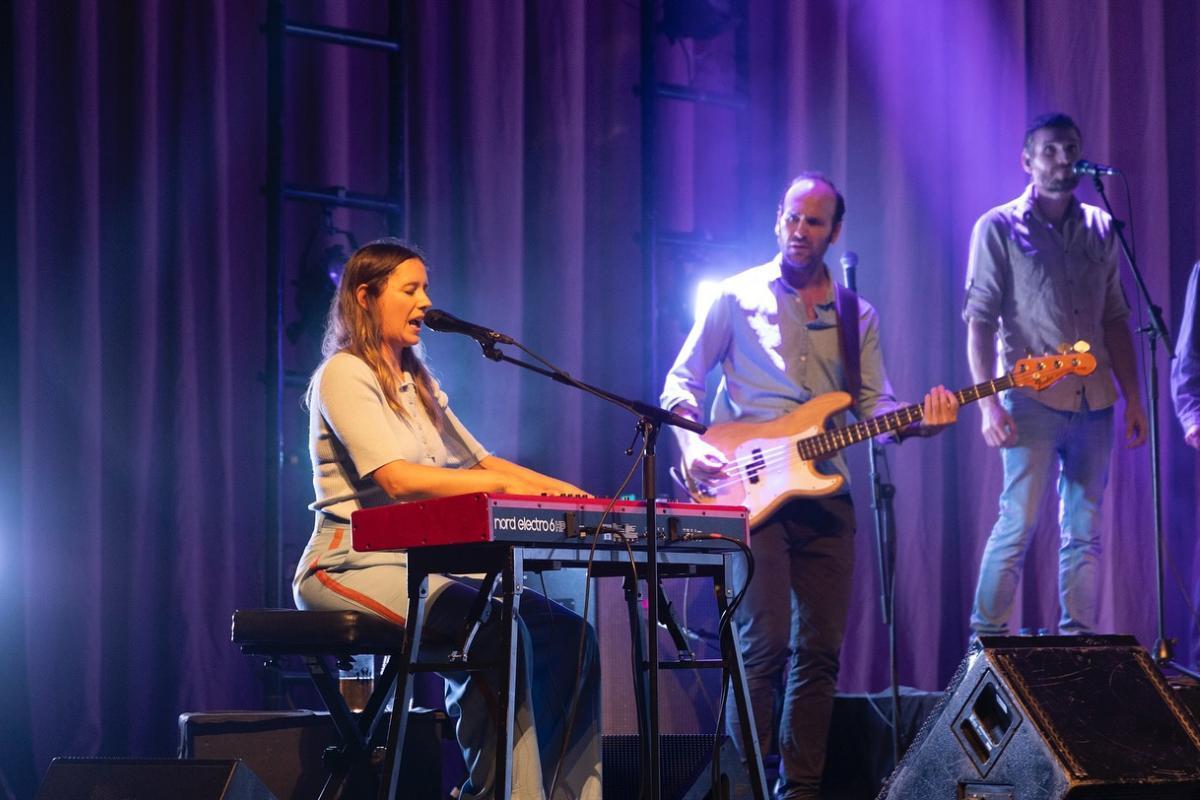 Nina de Juan al piano durante el concierto.