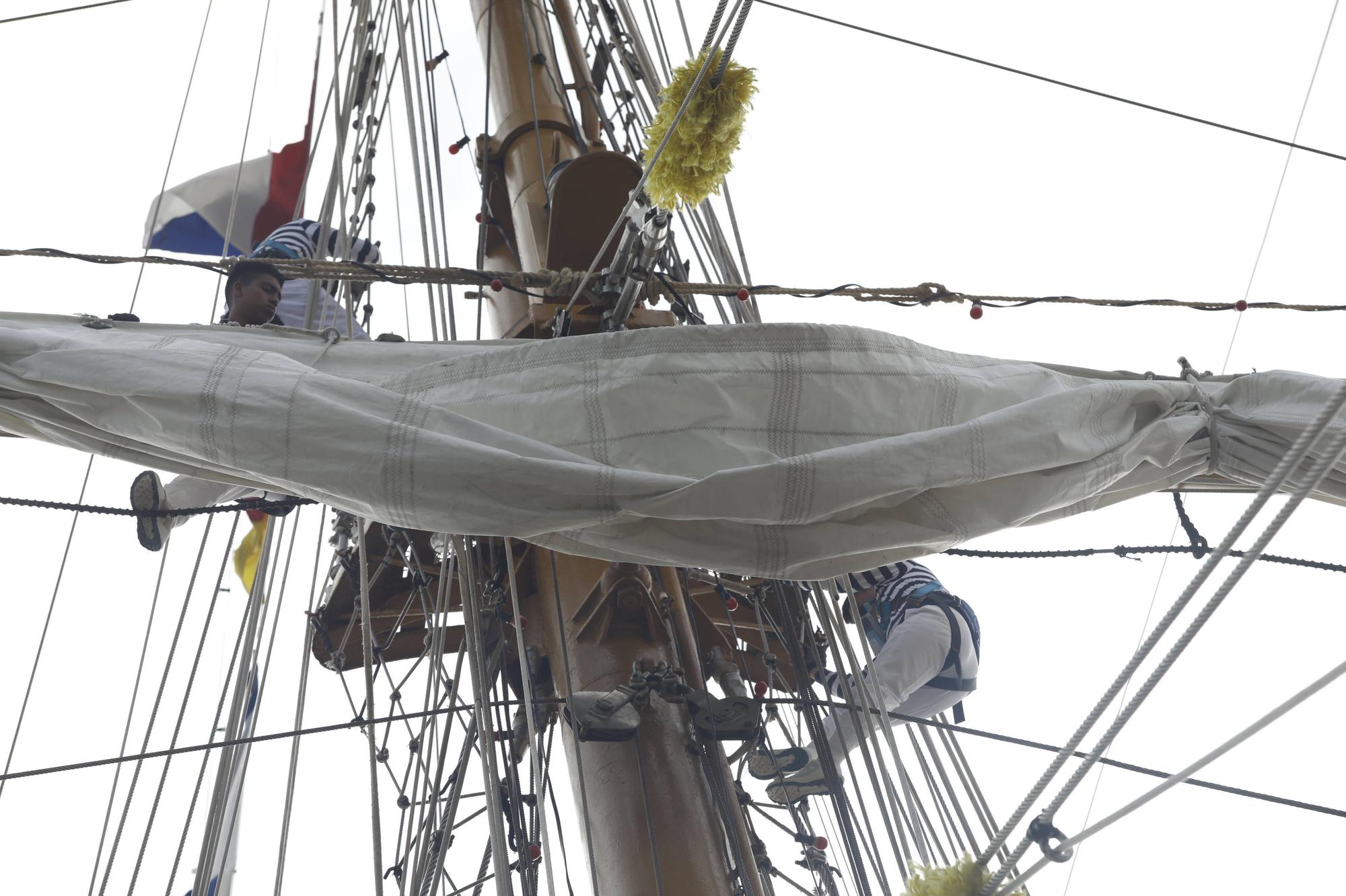 En imágenes: Colas en el puerto de Gijón para visitar el buque escuela de la Armada de México