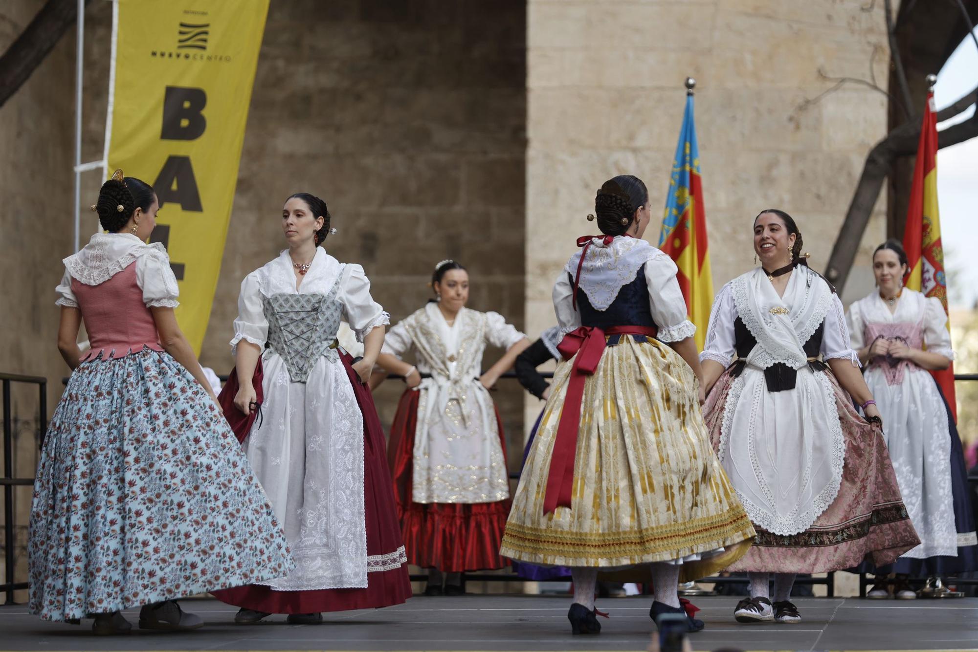 Los Balls al Carrer se estrenan a los pies de las Torres de Serranos