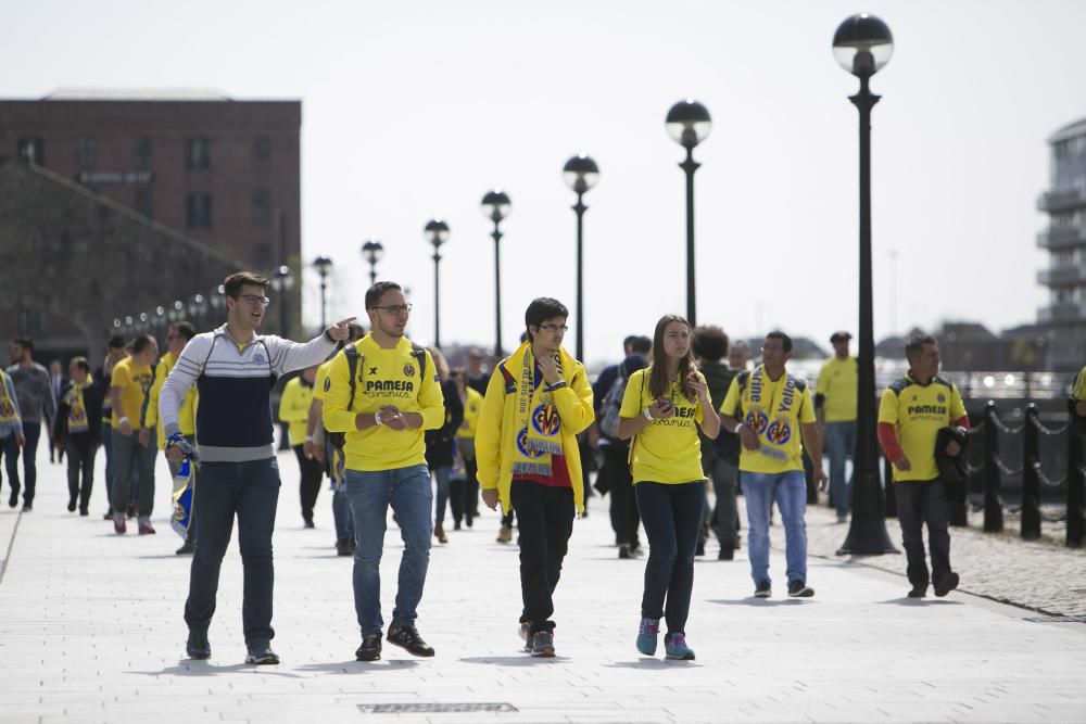 Liverpool se tiñe de amarillo