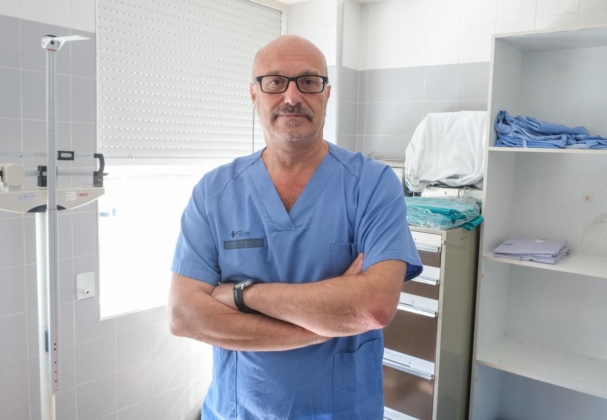 El doctor Rodrigo Jover, en su consulta del Hospital General de Alicante