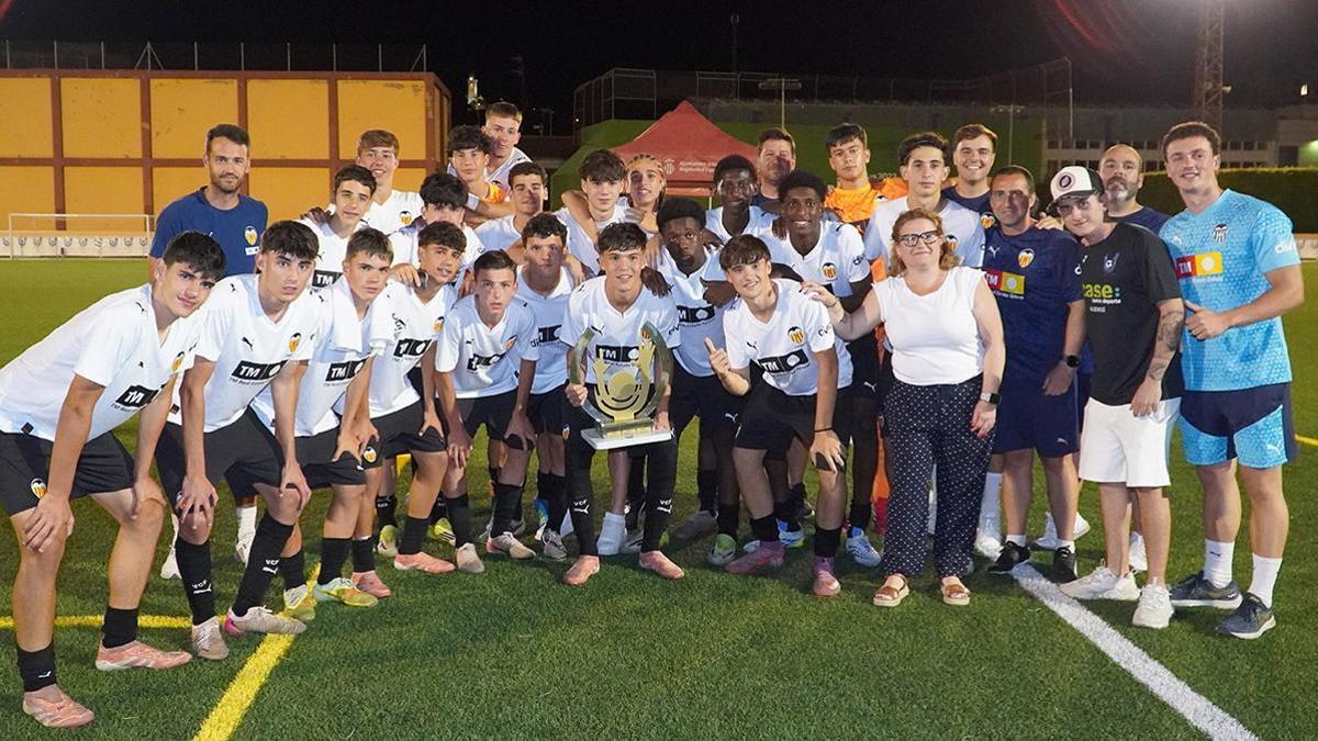 Los jugadore del Valencia CF, con el trofeo, tras su victoria por penaltis en la final.