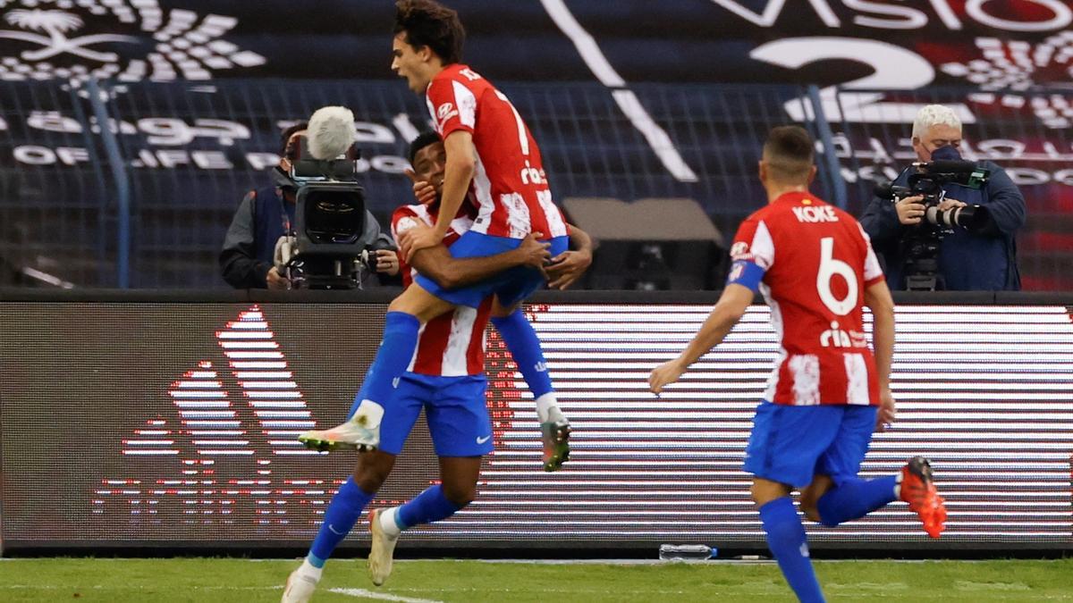 Los jugadores del Atlético celebran el gol de Unai Simón en propia puerta.