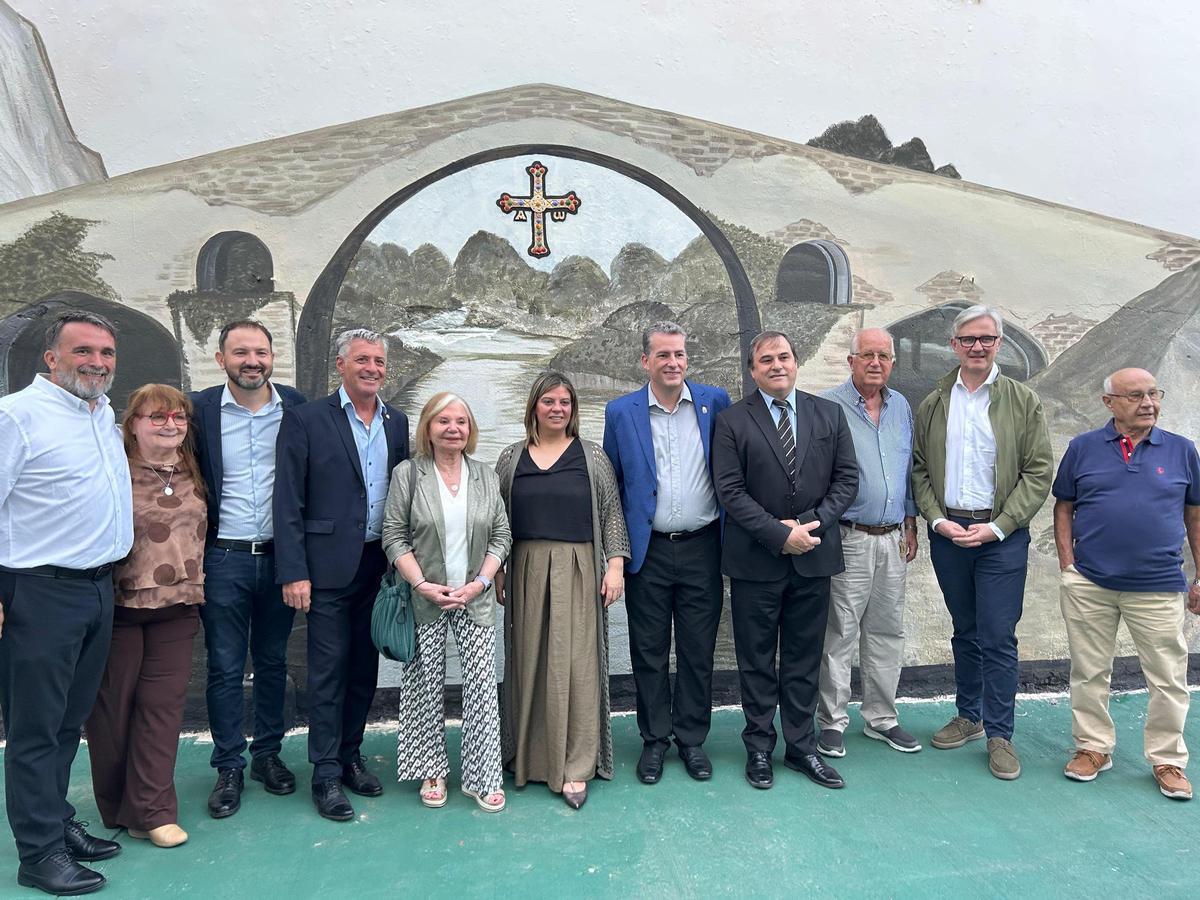La vicepresidenta Gimena Llamedo junto a la directiva del Centro Asturiano de Lanús.