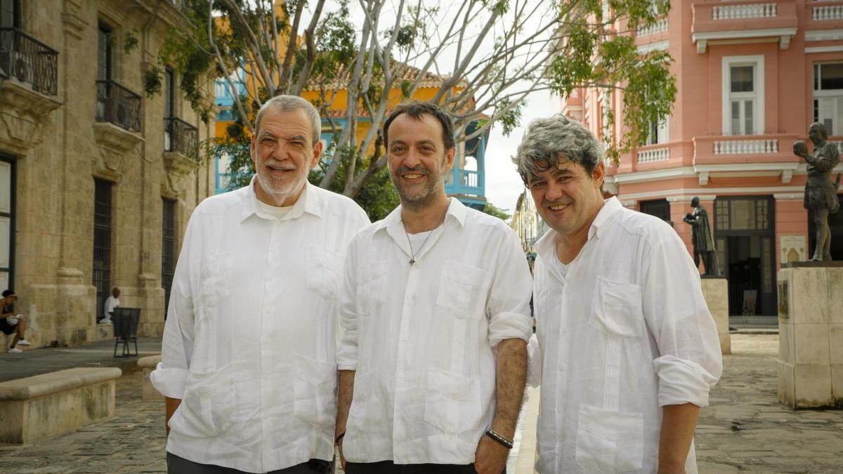Los autores de Carmen Mola en La Habana, donde se centra la historia de su última novela