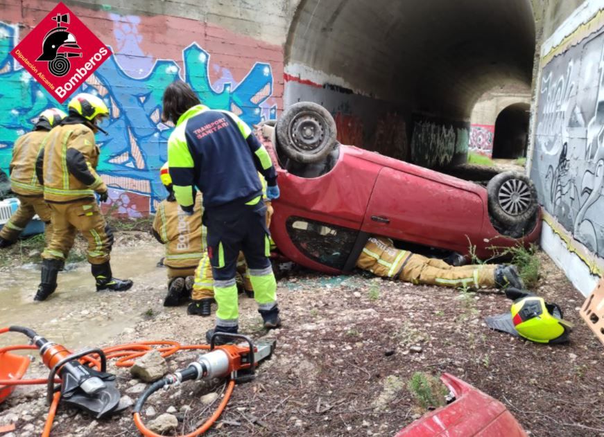 Excarcelan a una persona que cayó con su coche a un barranco