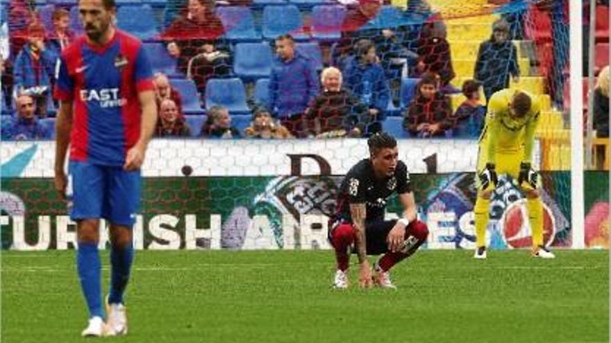 Giménez i Oblak, de l&#039;Atlètic, capcots després de veure com el Llevant els privava de lluitar per la Lliga.