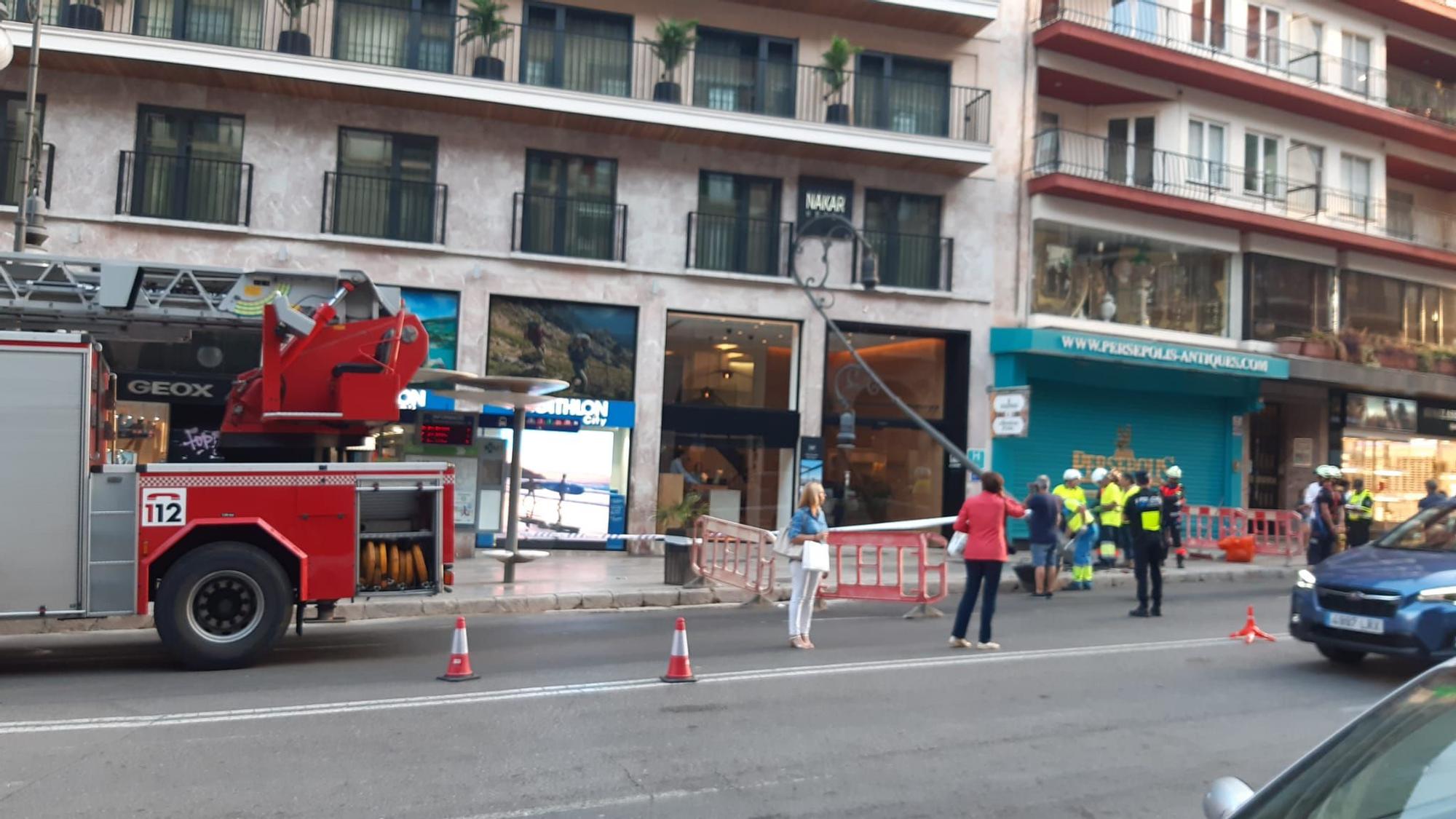 Un bus se lleva por delante una farola en la calle Jaime III de Palma