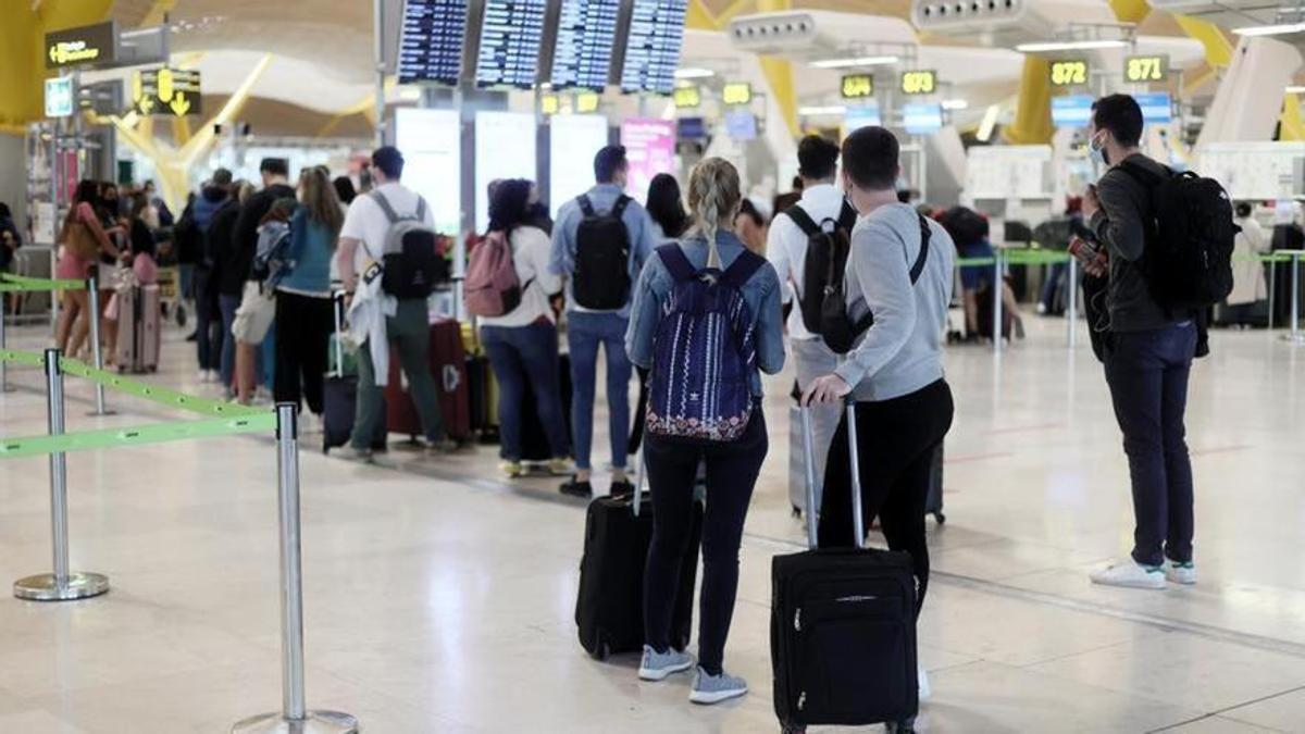 Pasajeros con maletas en un aeropuerto. Pasajeros con maletas en un aeropuerto.
