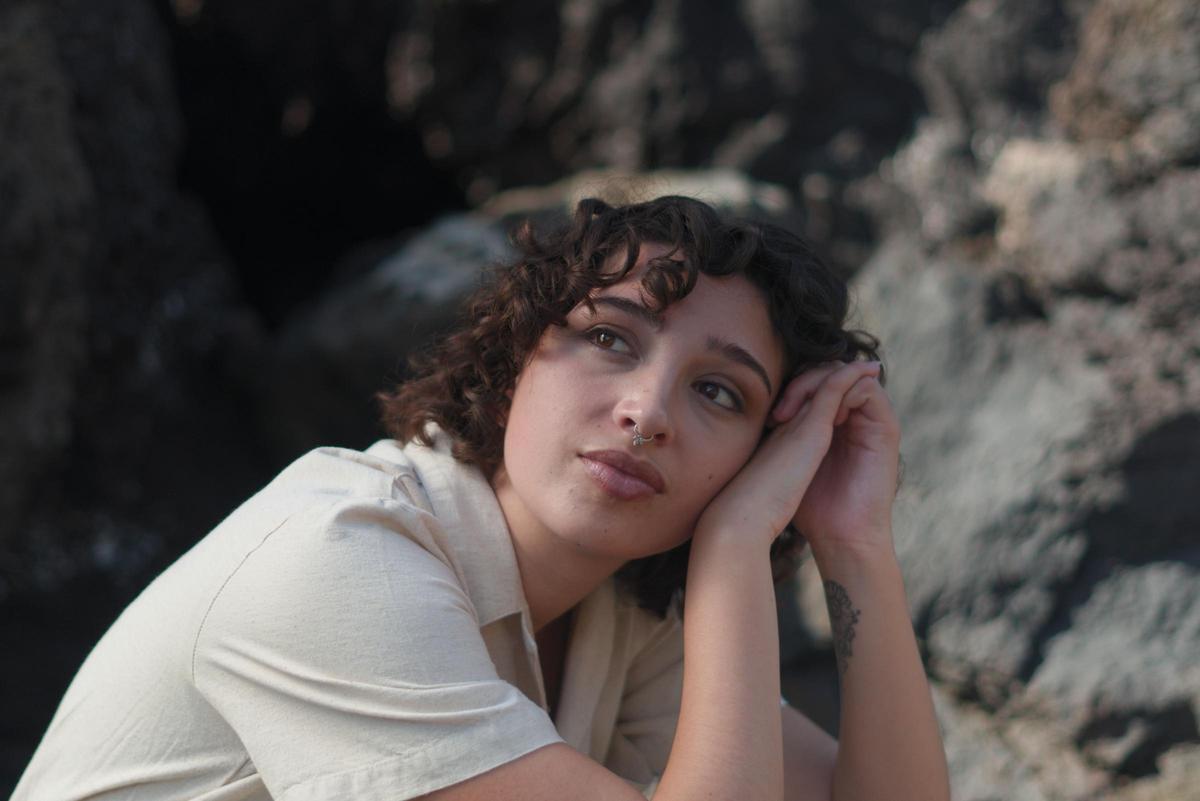Salomé Moreno presenta “La Paz”, tercer adelanto de Castillos en la Arena, y anuncia la fecha de estreno de su nuevo disco. Salomé Moreno presenta “La Paz”, tercer adelanto de Castillos en la Arena, y anuncia la fecha de estreno de su nuevo disco.
