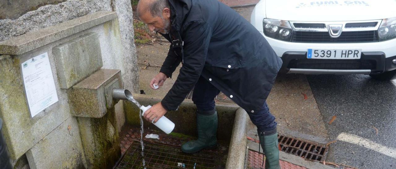 Recogida de una muestra de agua para realizar su análisis.   | // NOÉ PARGA