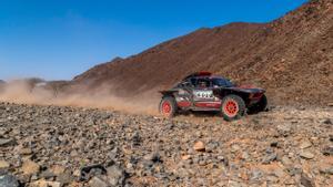 Sainz se pasea sobre una maratón de piedras y roza su cuarto Dakar tras una avería de Loeb