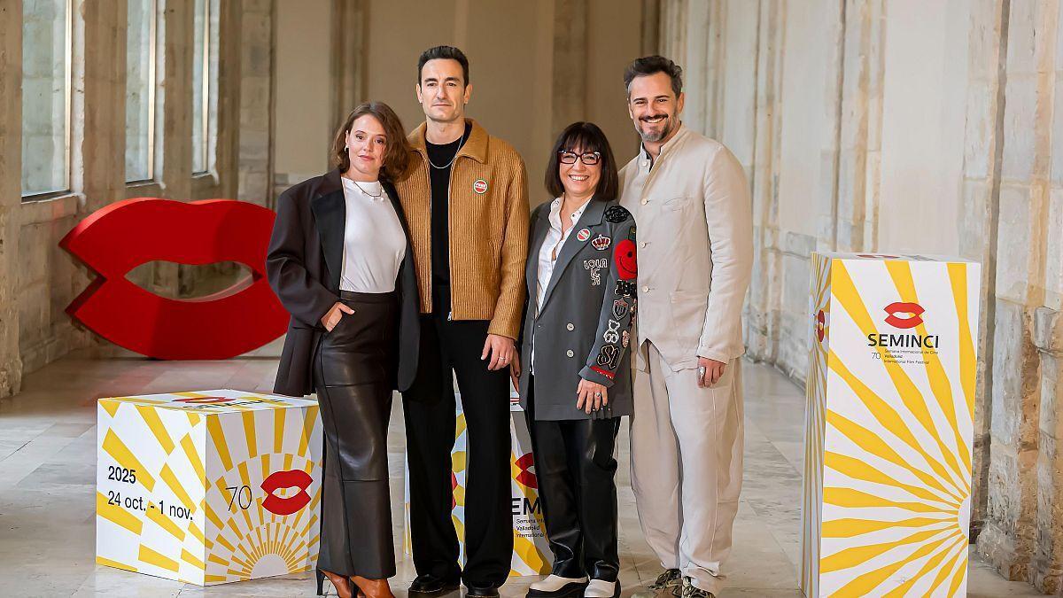 Judit Colell, rodeada del repoarto de la película, en la presentación de 'Frontera' en la Seminci de Valladolid.