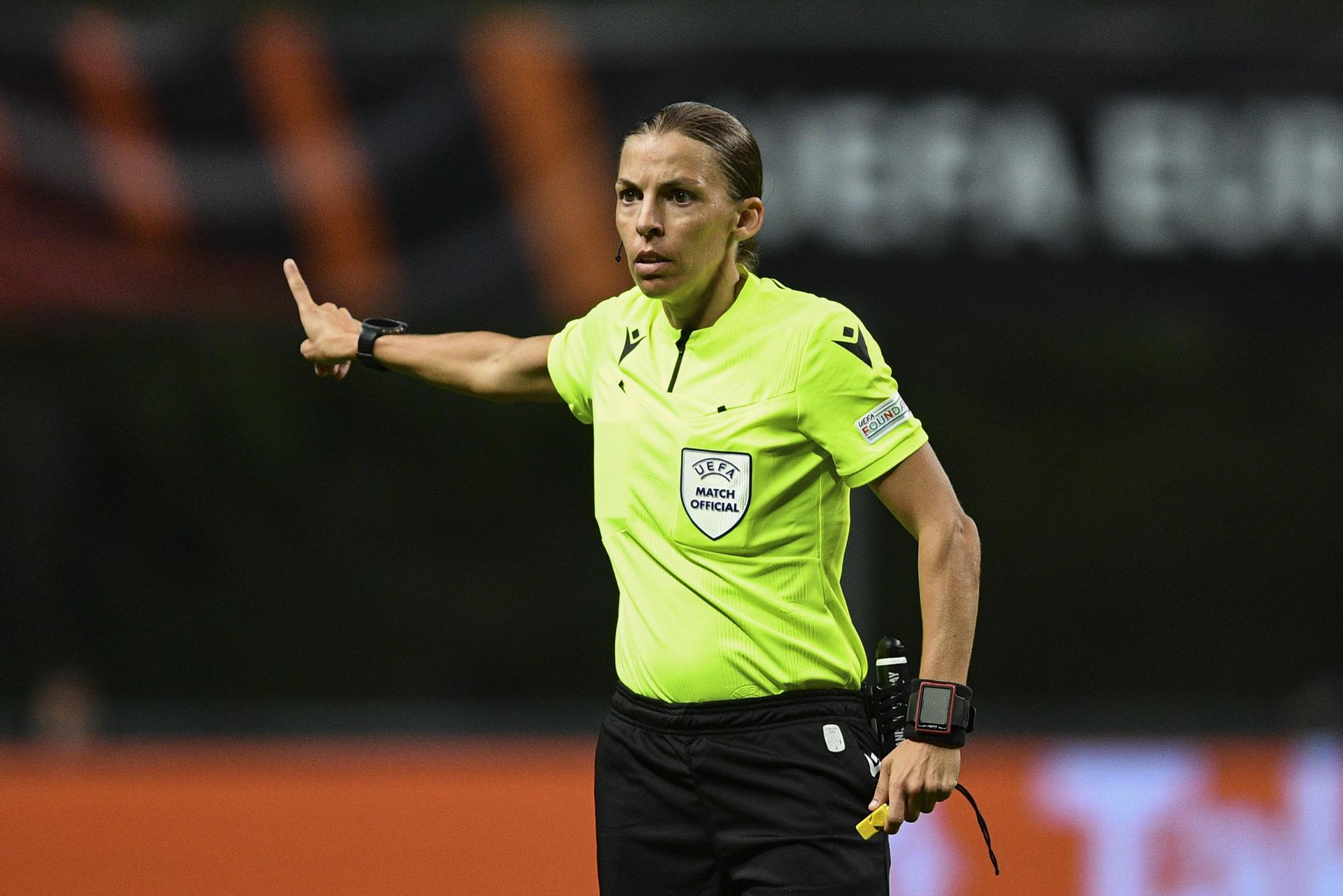 Stéphanie Frappart arbitrando un encuentro deportivo