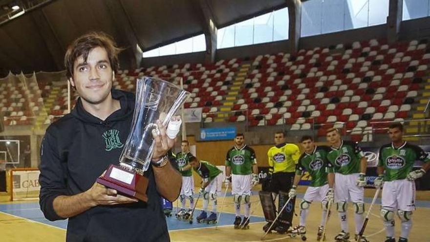 Jordi Bargalló con el trofeo de MVP de la pasada temporada en la OK Liga. / 13fotos