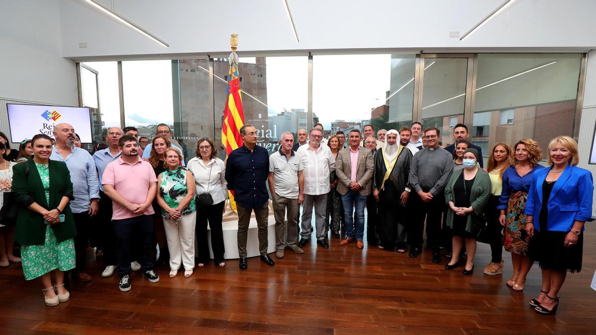 Participantes en el proceso y autoridades con la &#039;senyera&#039;.