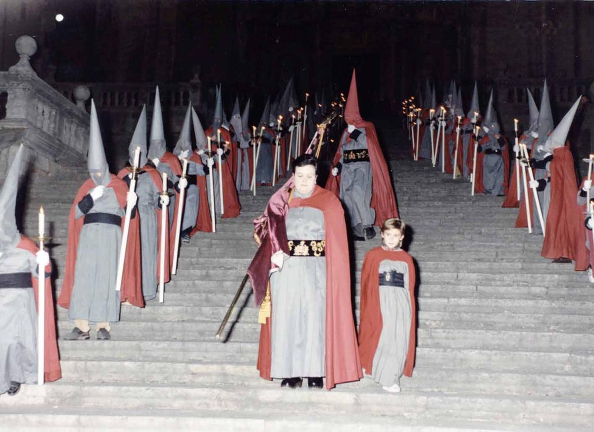 Maria Carme Ribas Mora, la primera dona que va ser pendonista dels Manaies, baixant les escales de la Catedral de Girona durant la processó del Sant Enterrament del 1988.