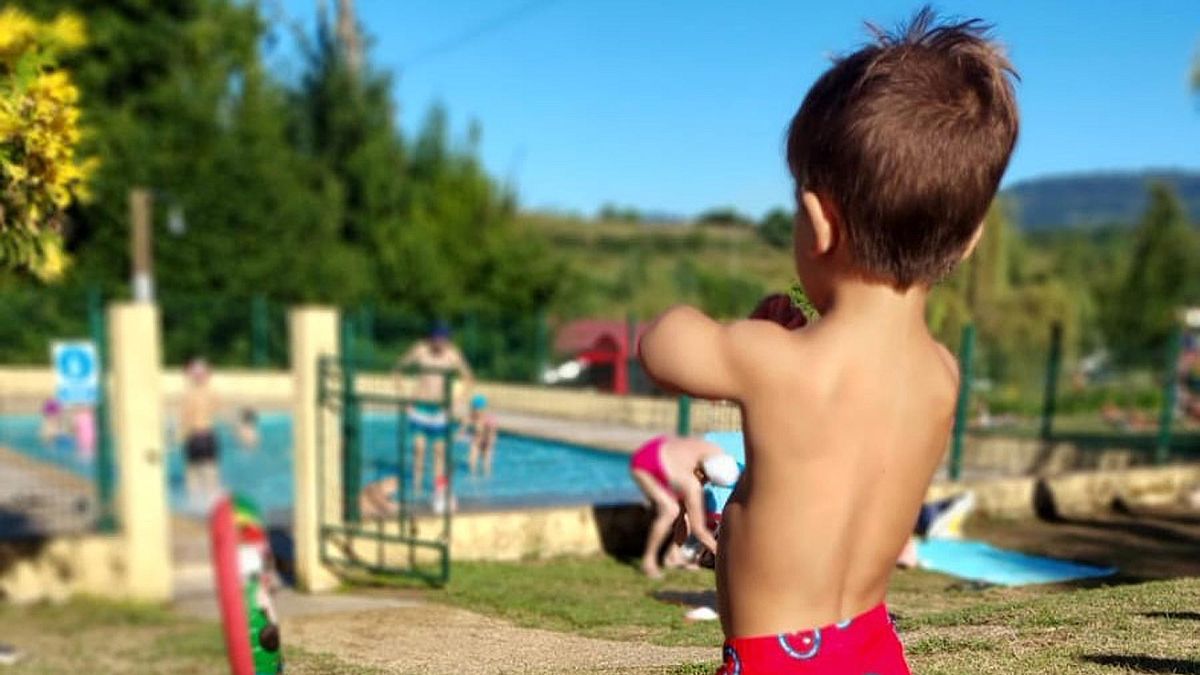 Niño con acondroplasia.