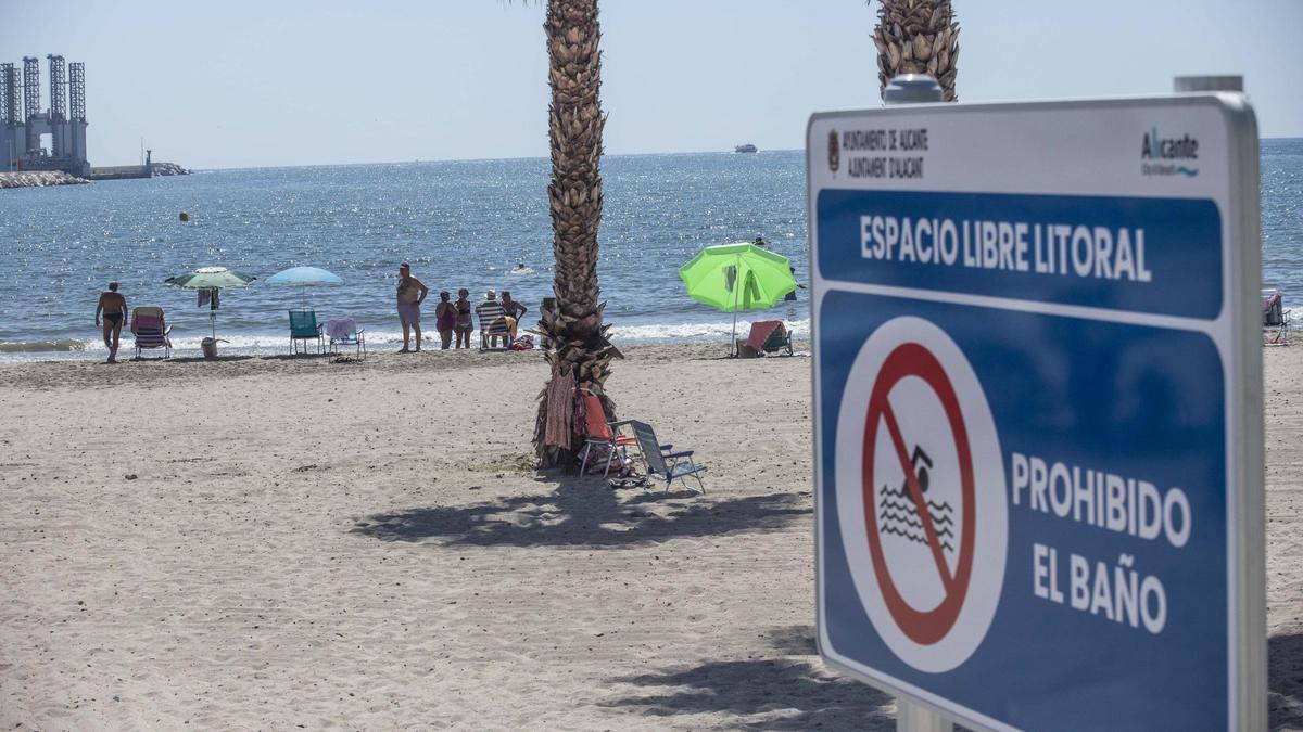 La playa de San Gabriel, cerrada oficialmente al baño