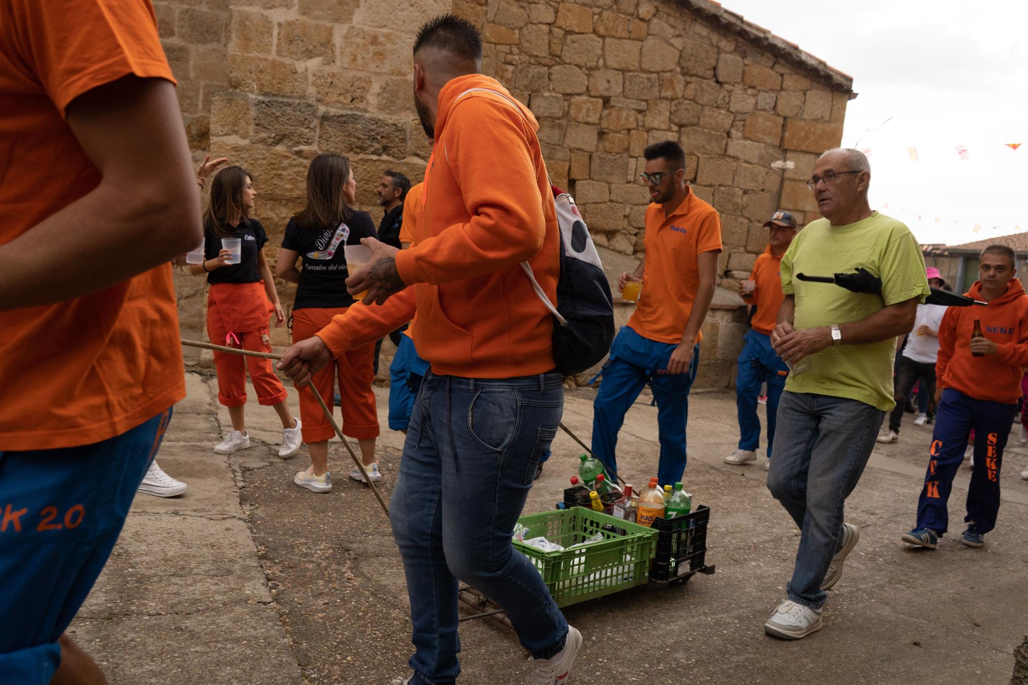 GALERIA | Lo mejor del desfile de peñas en las fiestas de Corrales del Vino