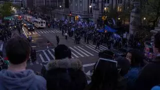 Cientos de proisraelíes rodean la universidad de Columbia en Nueva York en plena camapaña estudiantil propalestina