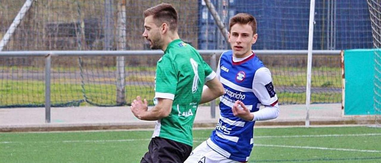 David Heres, a la derecha, en su debut con el Avilés Stadium de Tercera frente al Lenense en El Sotón. |