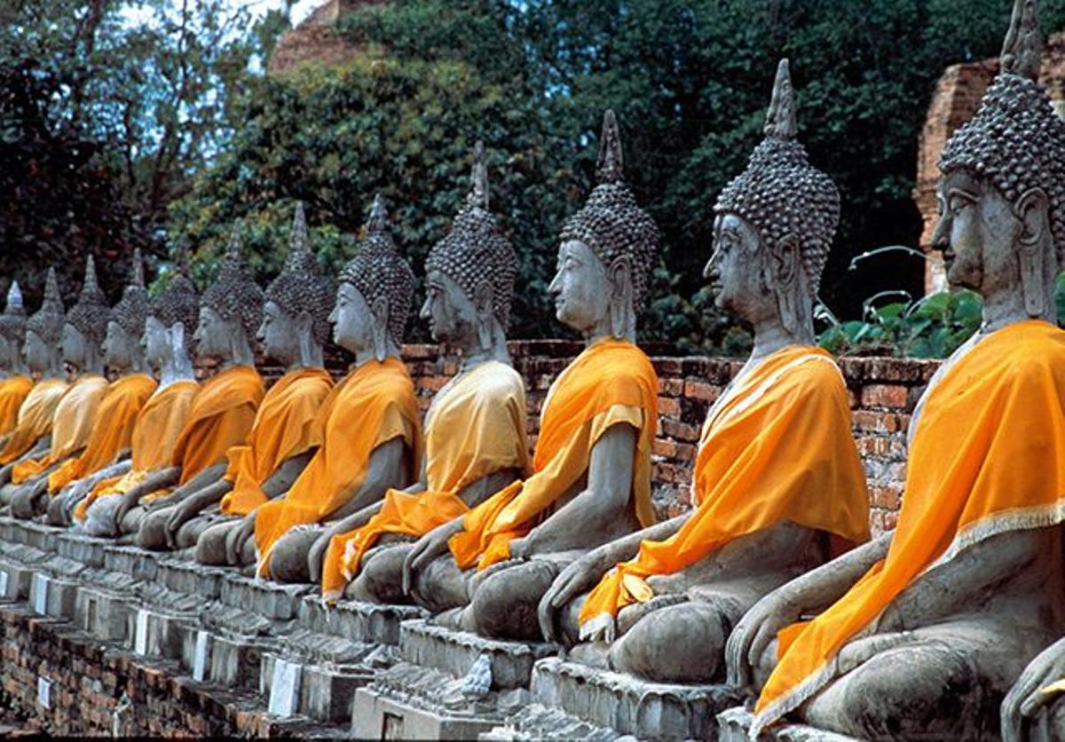 Budas vestidos en el templo Wat Pho