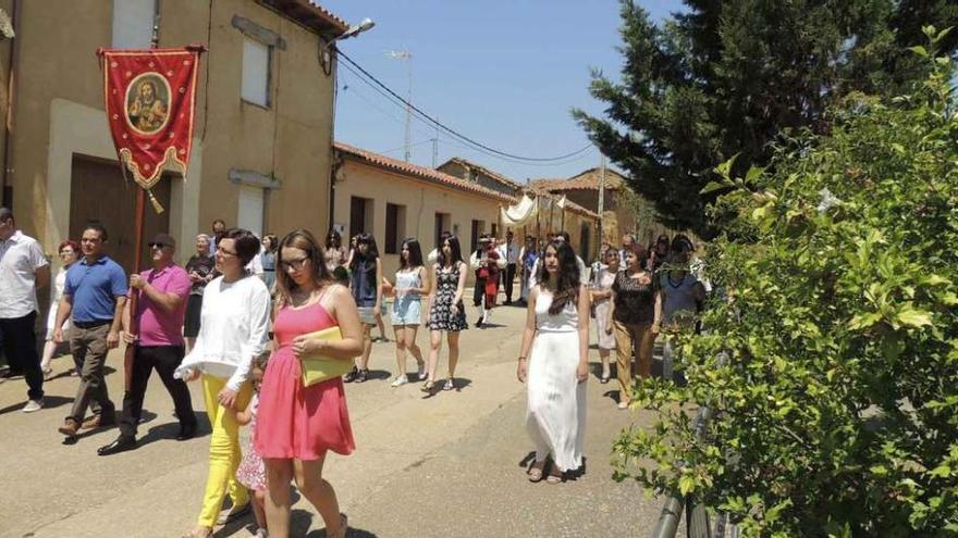 Un momento de la comitiva procesional dirigiéndose a la iglesia.