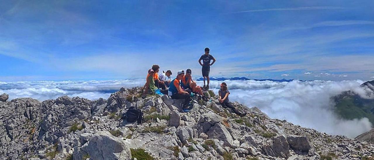 El grupo de jóvenes, en un pico del Parque Natural de las Ubiñas.