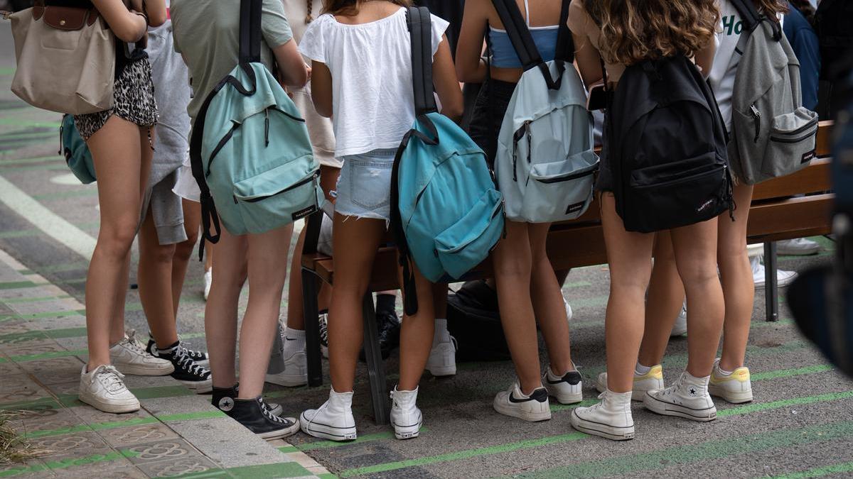 Un grupo de niñas a la salida del colegio Pia Balmes de Barcelona, en septiembre de 2022.