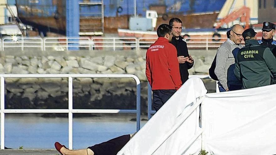 El cuerpo sin vida fue depositado en el muelle antes de su traslado. // Iñaki Abella