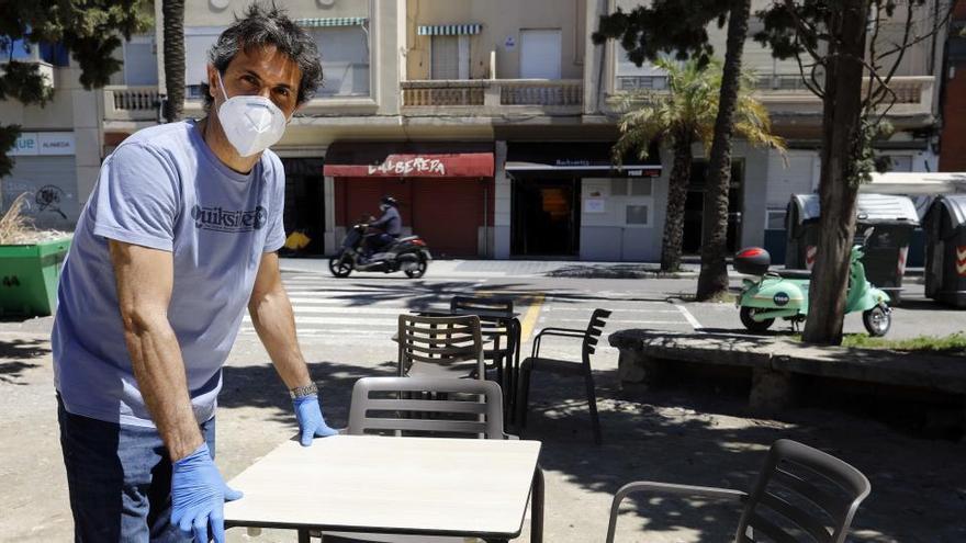 Un hostelero prepara una terraza.