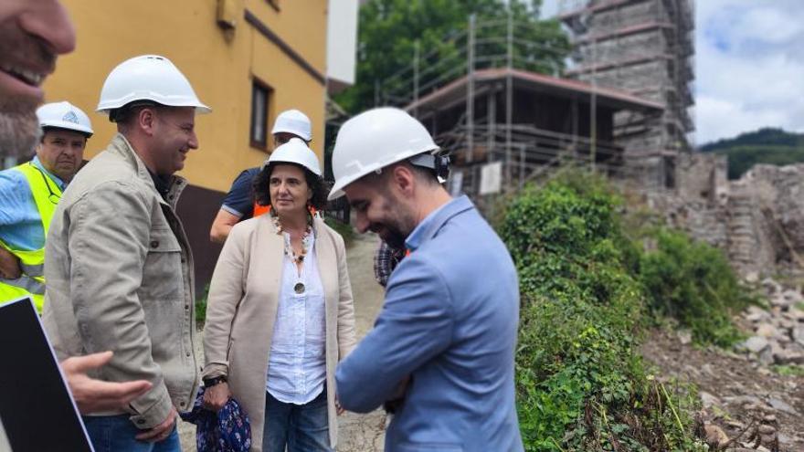 El Alcalde de Aller, a la izquierda, conversa con la Consejera de Cultura, Berta Piñán, en una visita a las obras de rehabilitación. | A. Velasco
