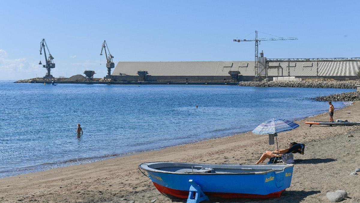 Vista de las instalaciones de la cementera en el puerto de Santa Águeda, en San Bartolomé de Tirajana.