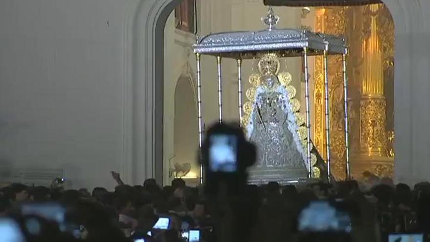 La Virgen del Rocío vuelve al santuario tras el salto de la reja
