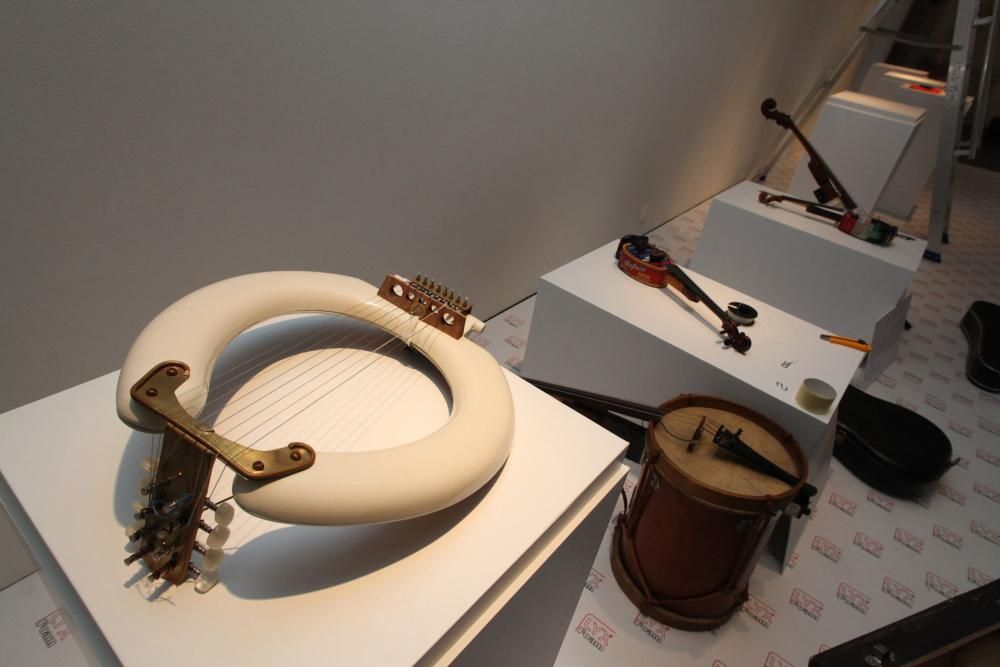 Montaje de la exposición de instrumentos musicales de Les Luthiers