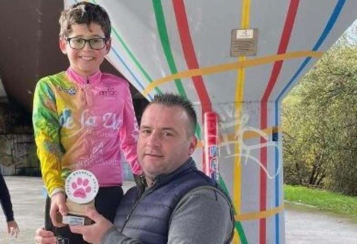 David Fernández entrega un trofeo a Pablo Parajón.