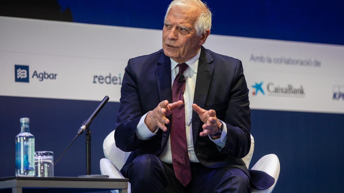 Fotos a Josep Borrell en el Acte al Cercle d'Economia.