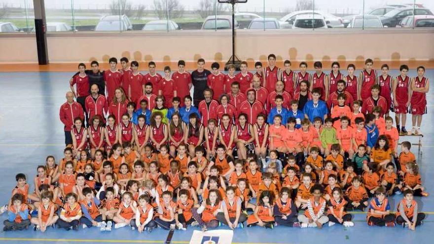 Foto de familia de los 180 deportistas del Los Rosales