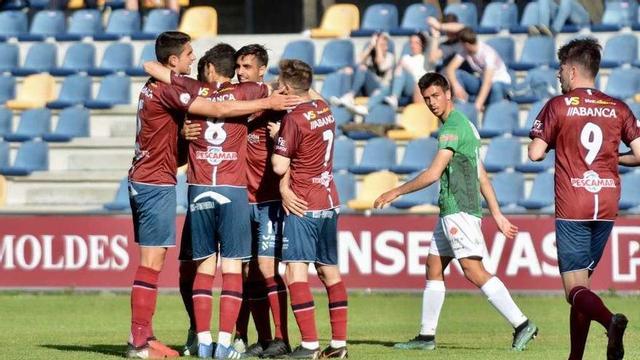 Los jugadores del Pontevedra celebran el primer gol del partido, en propia puerta del Guijuelo tras un centro de Romay. // Rafa Vázquez