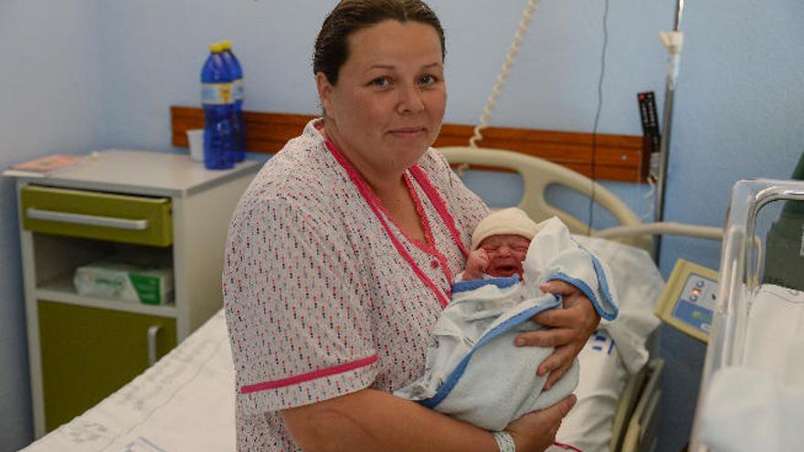 Lucía Torres sostiene al recién nacido Mateo Martel, ayer, en el Hospital Materno Infantil.