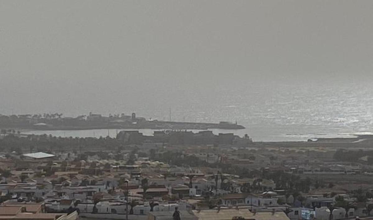 La calima tapona el cielo de Canarias