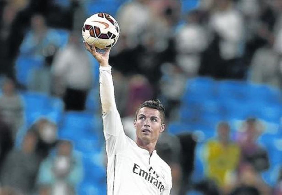 El davanter portuguès s’emporta la pilota després de marcar quatre gols a l’Elx al Bernabéu. El davanter portuguès s’emporta la pilota després de marcar quatre gols a l’Elx al Bernabéu.